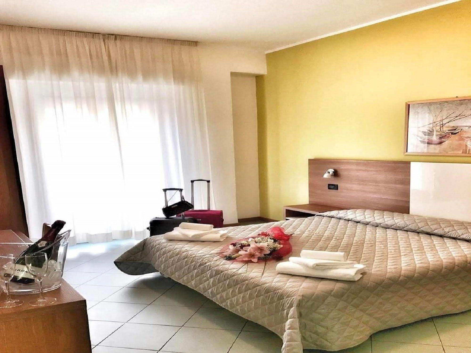 Hotel St Pierre Rimini Kültér fotó